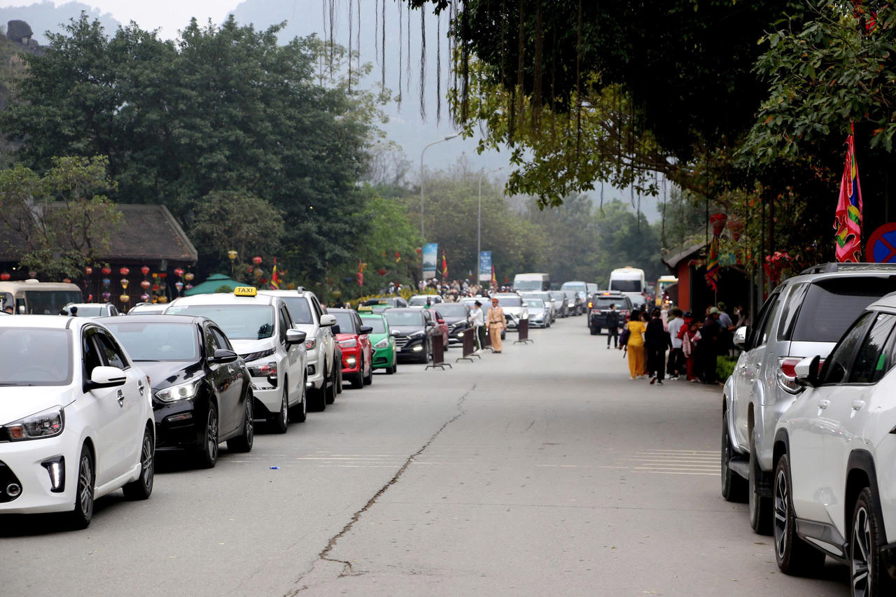 Lực lượng chức năng tăng cường phân luồng, điều tiết tại khu vực đông người, hạn chế tối đa ùn tắc.