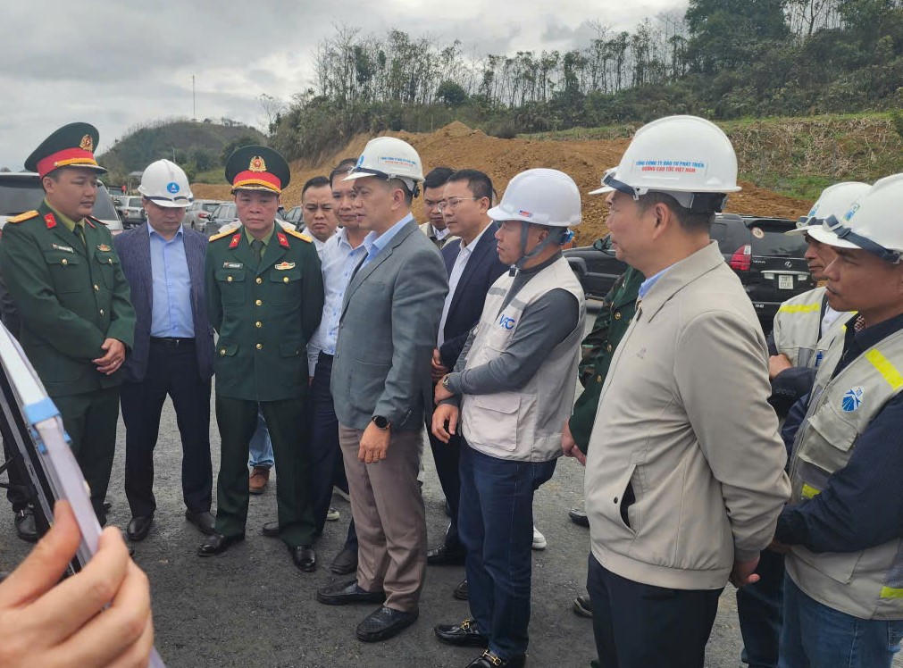 Lãnh đạo VEC kiểm tra hiện trường, động viên lực lượng thi công "xuyên tết" tại tuyến cao tốc Nội Bài - Lào Cai