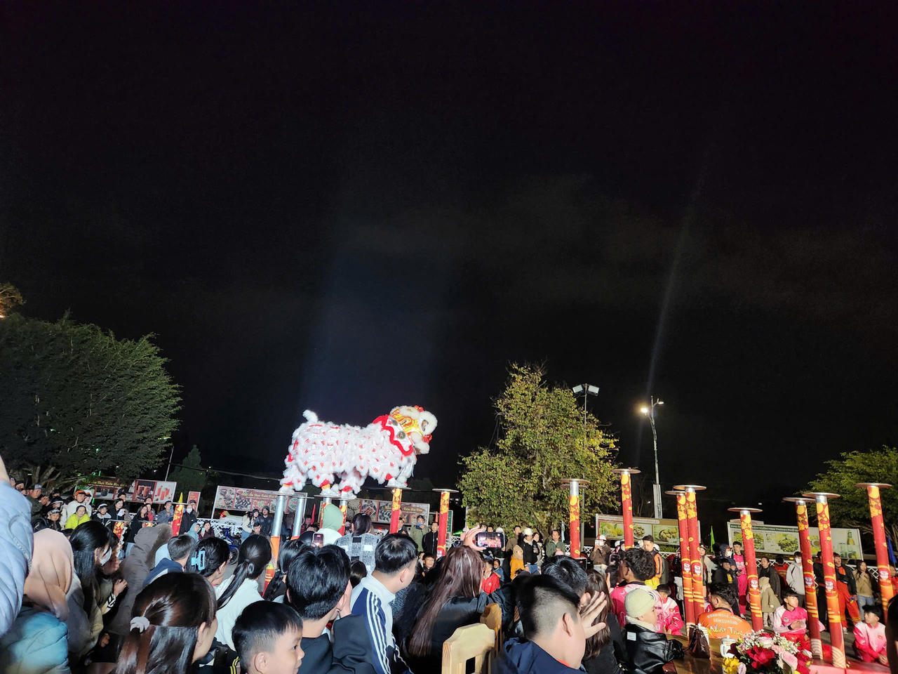 Đông đảo người dân tham dự Liên hoan Lân - Sư - Rồng phường Lâm Viên - Đà Lạt.