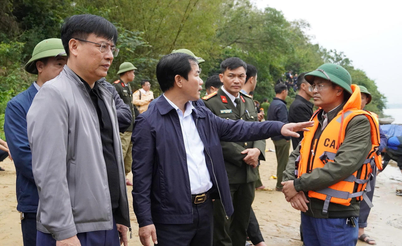 Bí thư Tỉnh ủy Nguyễn Văn Phương ghi nhận, biểu dương nỗ lực của các lực lượng chức năng trong công tác tìm kiếm nạn nhân.