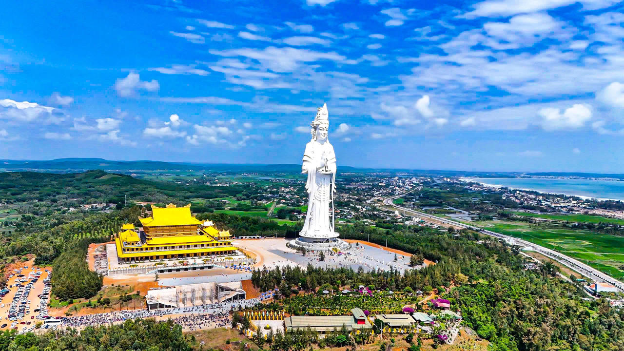 Du khách đổ về tham quan chùa Minh Đức, xã Tịnh Khê (Quảng Ngãi) trong những ngày Tết Nguyên đán Bính Ngọ 2026.