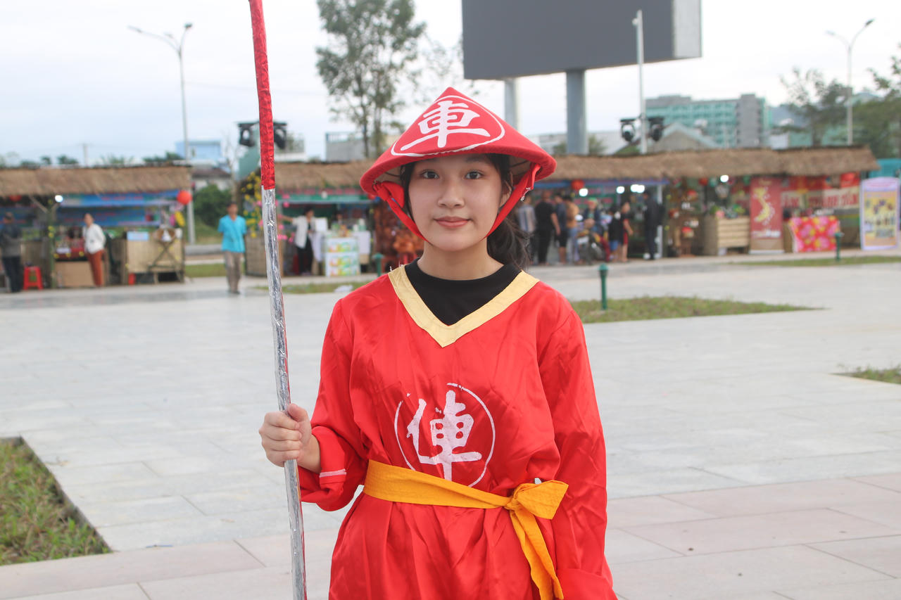 Trong 32 quân cờ, ngoài những chàng trai khỏe mạnh còn có nhiều bóng hồng xinh đẹp. (Ảnh: Đình Phùng)