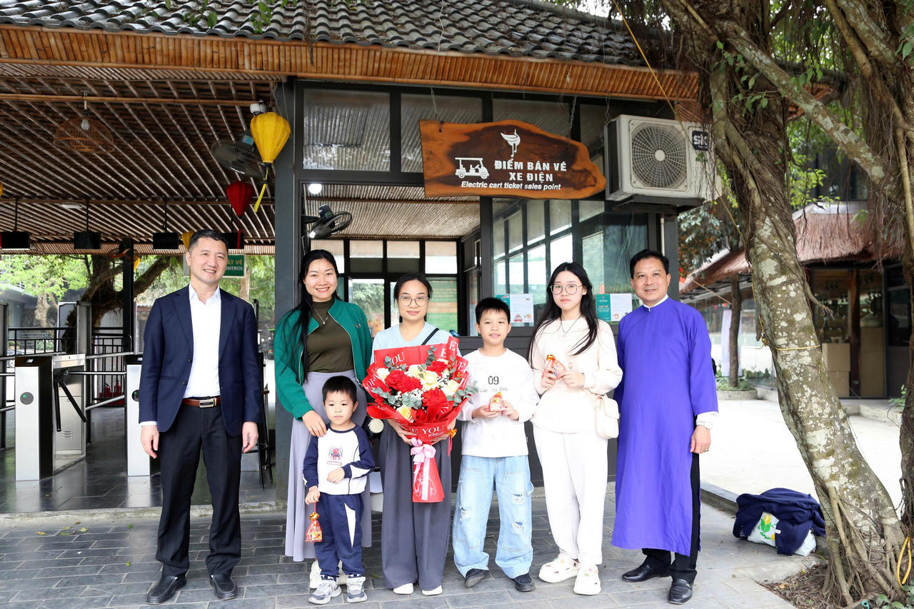 Giám đốc Sở Du lịch tỉnh Ninh Bình Bùi Văn Mạnh tặng hoa các vị khách đầu tiên đến Ninh Bình.