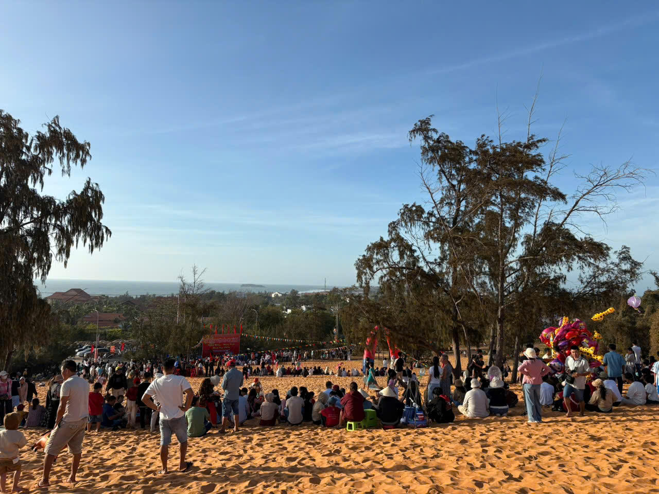 Đông đảo người dân đến cổ vũ cho các vận động viên.