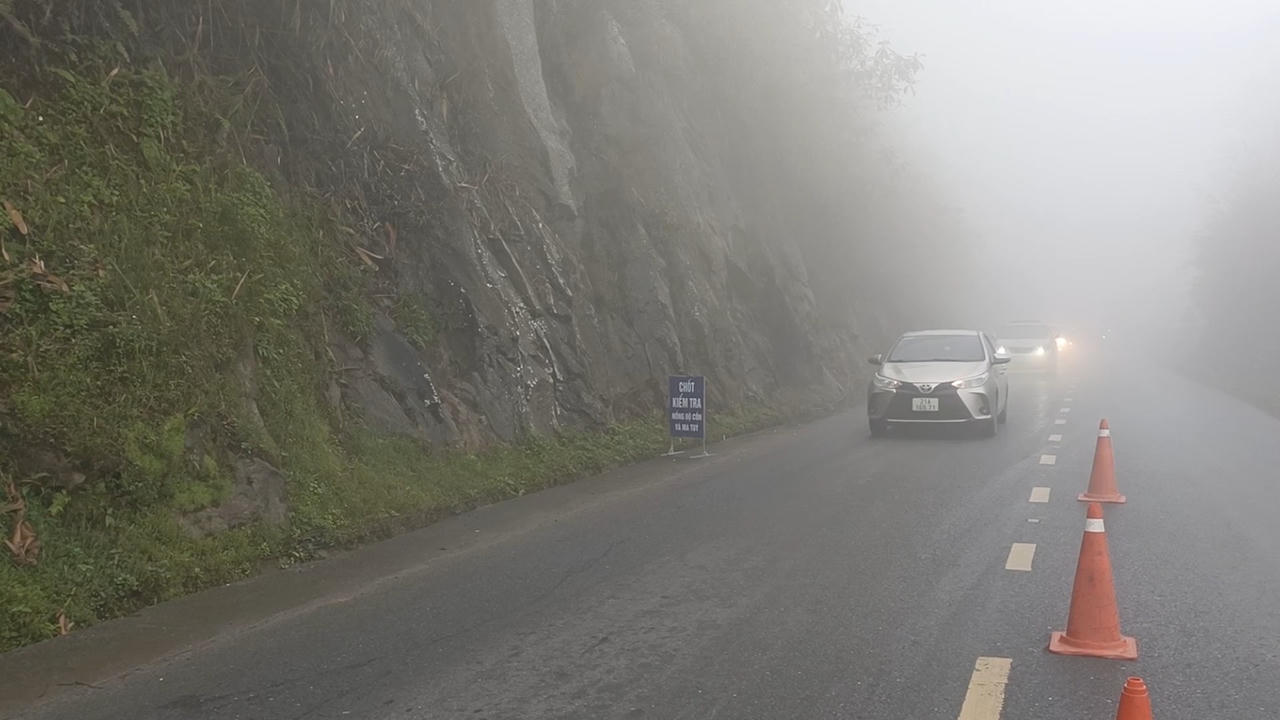 Cảnh báo sương mù dày, tầm nhìn hạn chế trên Quốc lộ 4D qua Sa Pa