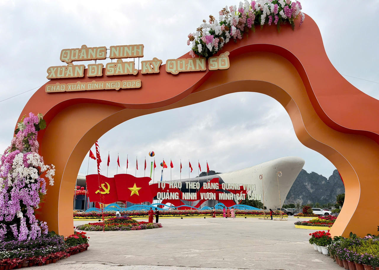 Đại lộ hoa và công nghệ ánh sáng bên vịnh kỳ quan sẽ được định hướng trở thành sản phẩm du lịch văn hóa thường niên của Quảng Ninh.