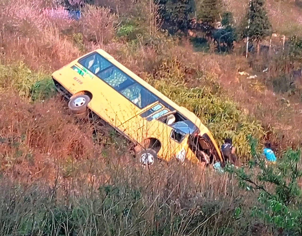 Do mặt đường dốc và trơn trượt, khiến chiếc xe bị trượt và rơi xuống vực