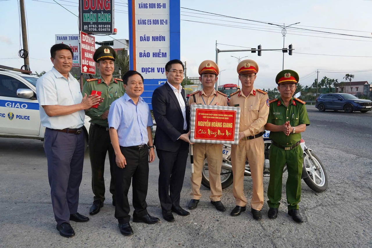 Ông Nguyễn Hoàng Giang ghi nhận nỗ lực và tặng quà Tết cho các lực lượng tham gia bảo vệ ATGT dịp Tết Bính Ngọ 2026.