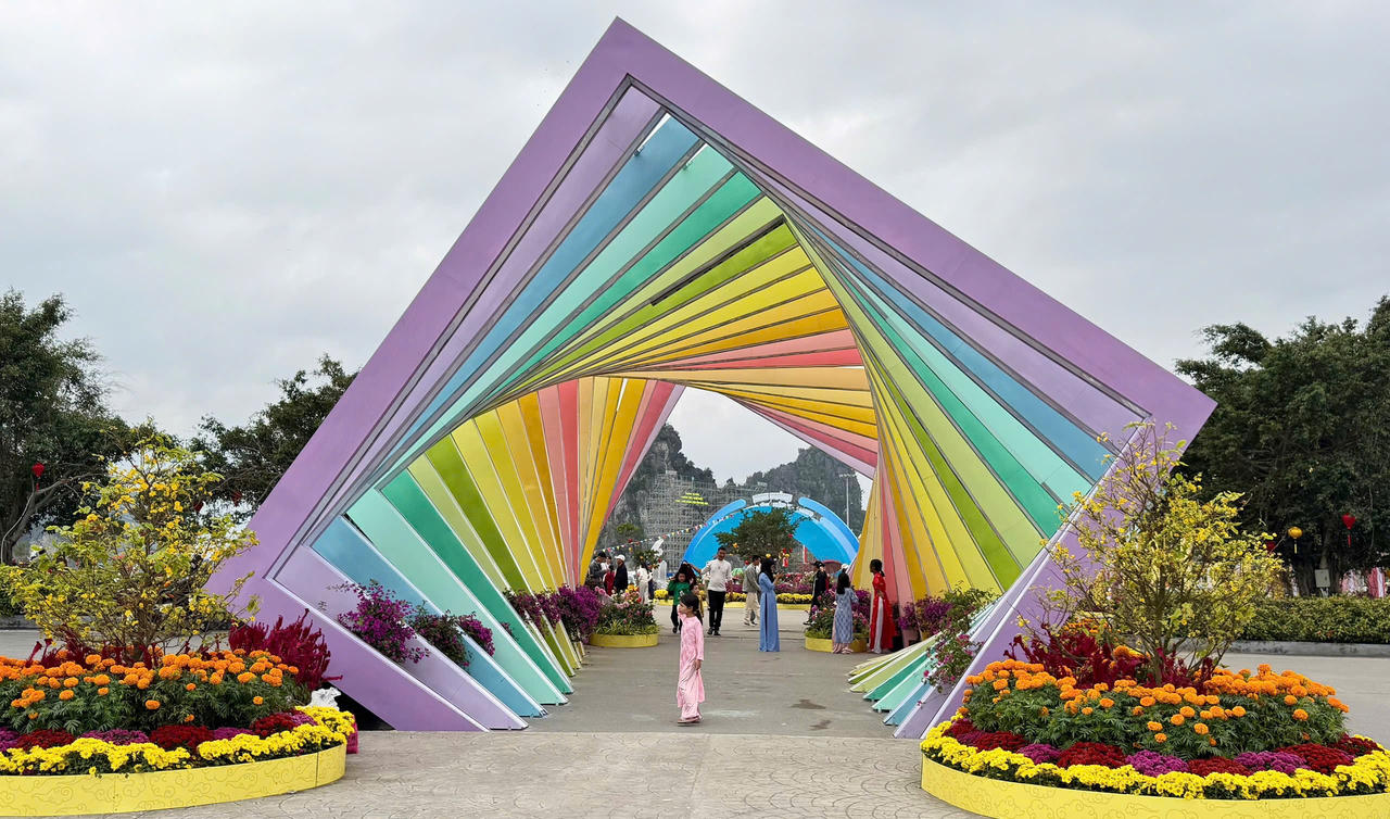 Hàng vạn du khách đến với "Xuân di sản - kỳ quan số" Quảng Ninh