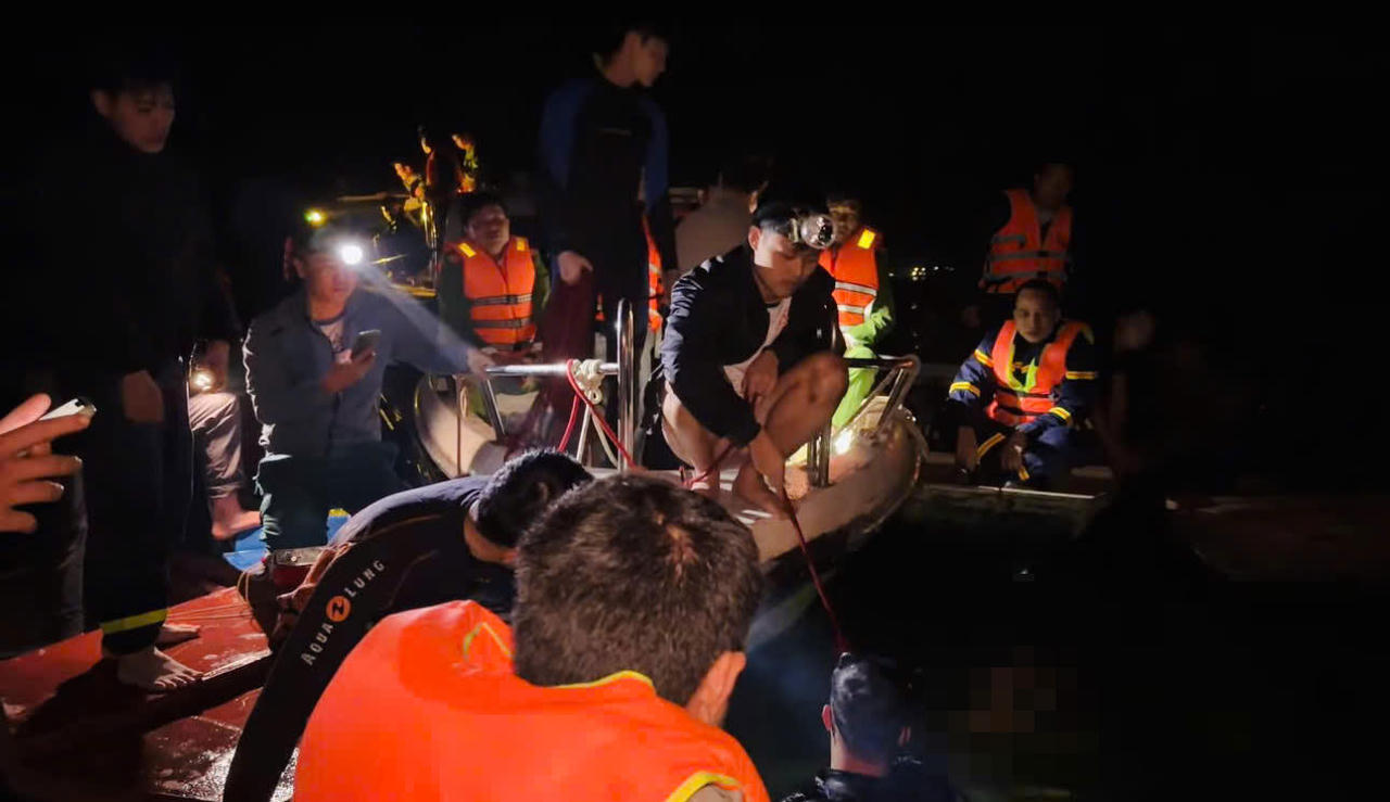 Tìm thấy thi thể 1 nạn nhân vụ lật tàu chở khách trên hồ Thác Bà