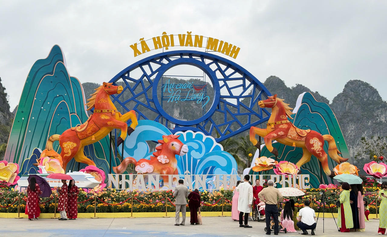 Hàng vạn du khách đến với "Xuân di sản - kỳ quan số" Quảng Ninh