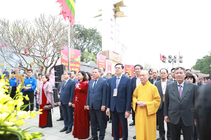 Các đại biểu dâng hương tưởng nhớ công ơn Hoàng đế Quang Trung - Nguyễn Huệ.