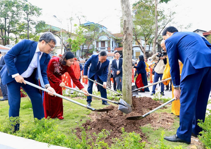 Các đại biểu trồng cây lưu niệm trong khuôn viên Di tích.