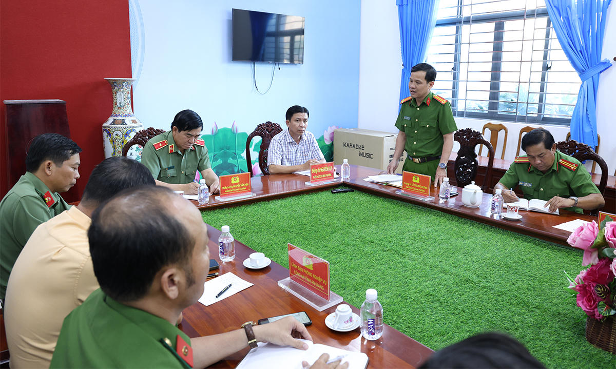 Chỉ huy Công an phường Vĩnh Tế và Châu Đốc báo cáo với Đoàn công tác