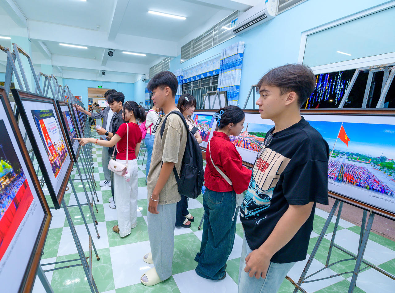 Chuỗi hoạt động văn hóa – nghệ thuật tại Hội báo Xuân Bính Ngọ 2026, kết hợp trưng bày sách và triển lãm tranh ảnh thời sự – nghệ thuật, thu hút đông đảo cán bộ, chiến sĩ, học sinh, sinh viên và Nhân dân đến tham quan, thưởng lãm.