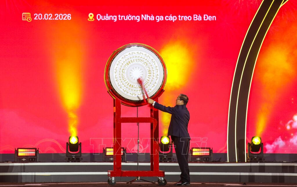 Ông Nguyễn Hồng Thanh - Phó Chủ tịch UBND tỉnh Tây Ninh đánh trống khai mạc Hội xuân núi Bà Đen năm Bính Ngọ 2026. (Ảnh: TTXVN)