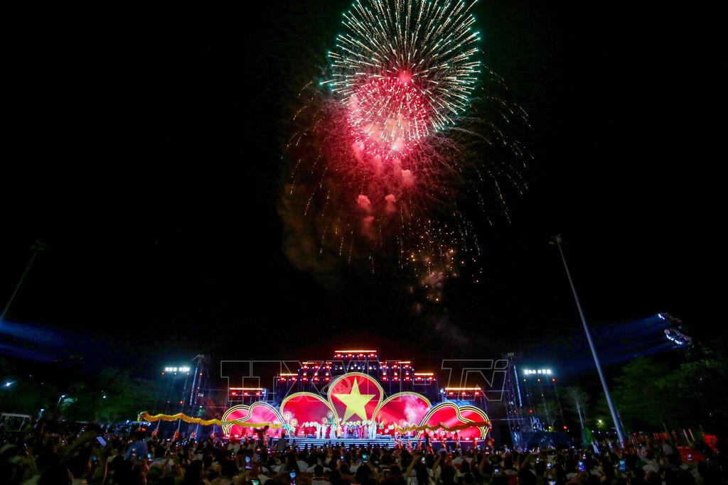 Màn bắn pháo hoa nghệ thuật rực rỡ trong đêm khai mạc Hội Xuân núi Bà Đen.&nbsp;(Ảnh: TTXVN)