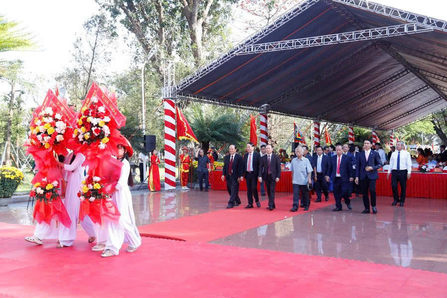 Đoàn đại biểu lãnh đạo tỉnh Gia Lai thành kính dâng hoa trước tượng đài Hoàng đế Quang Trung.