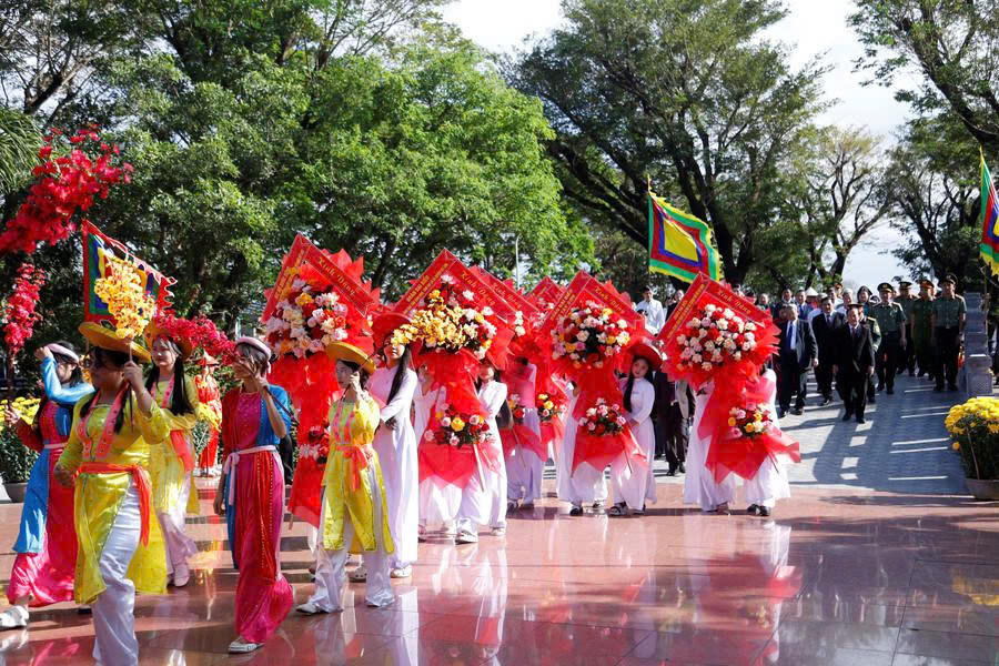 Lễ dâng hoa tại Bảo tàng Quang Trung.