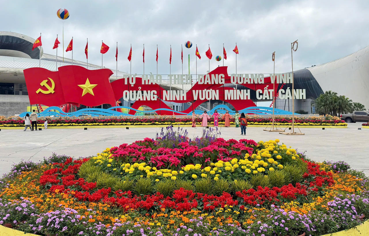 Hàng vạn du khách đến với "Xuân di sản - kỳ quan số" Quảng Ninh