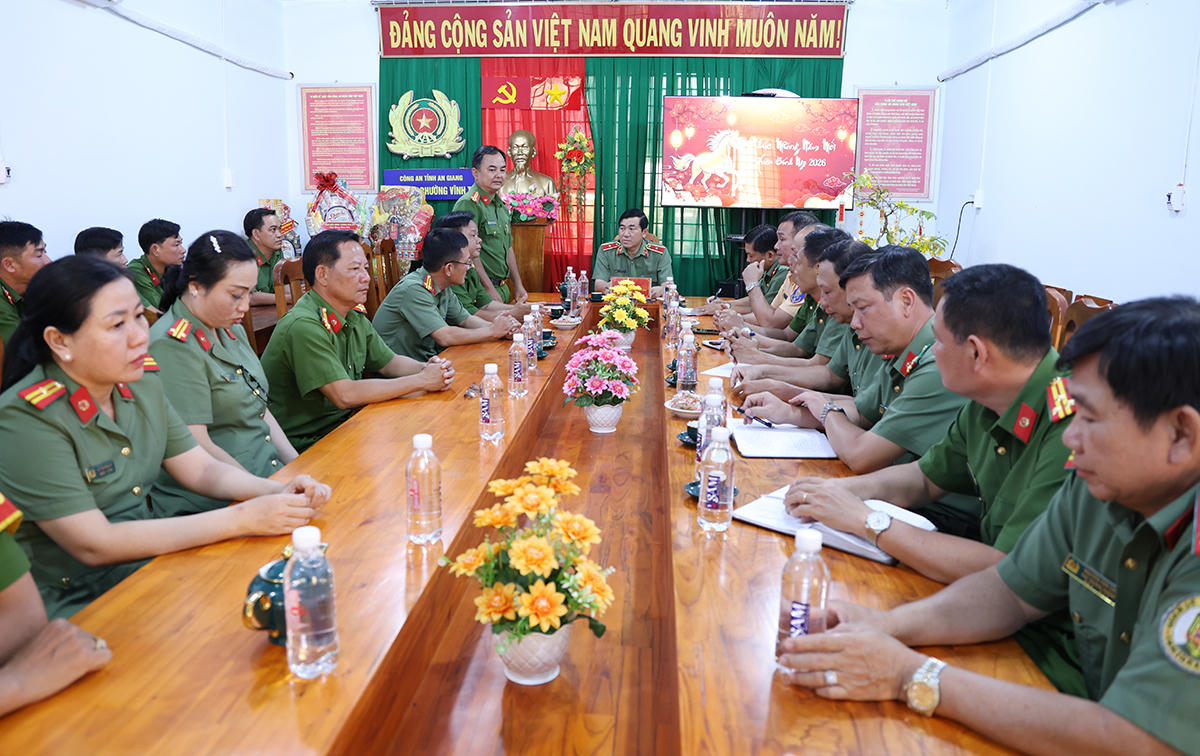 Giám đốc Công an tỉnh An Giang thăm, động viên Công an cơ sở trực Tết Nguyên đán