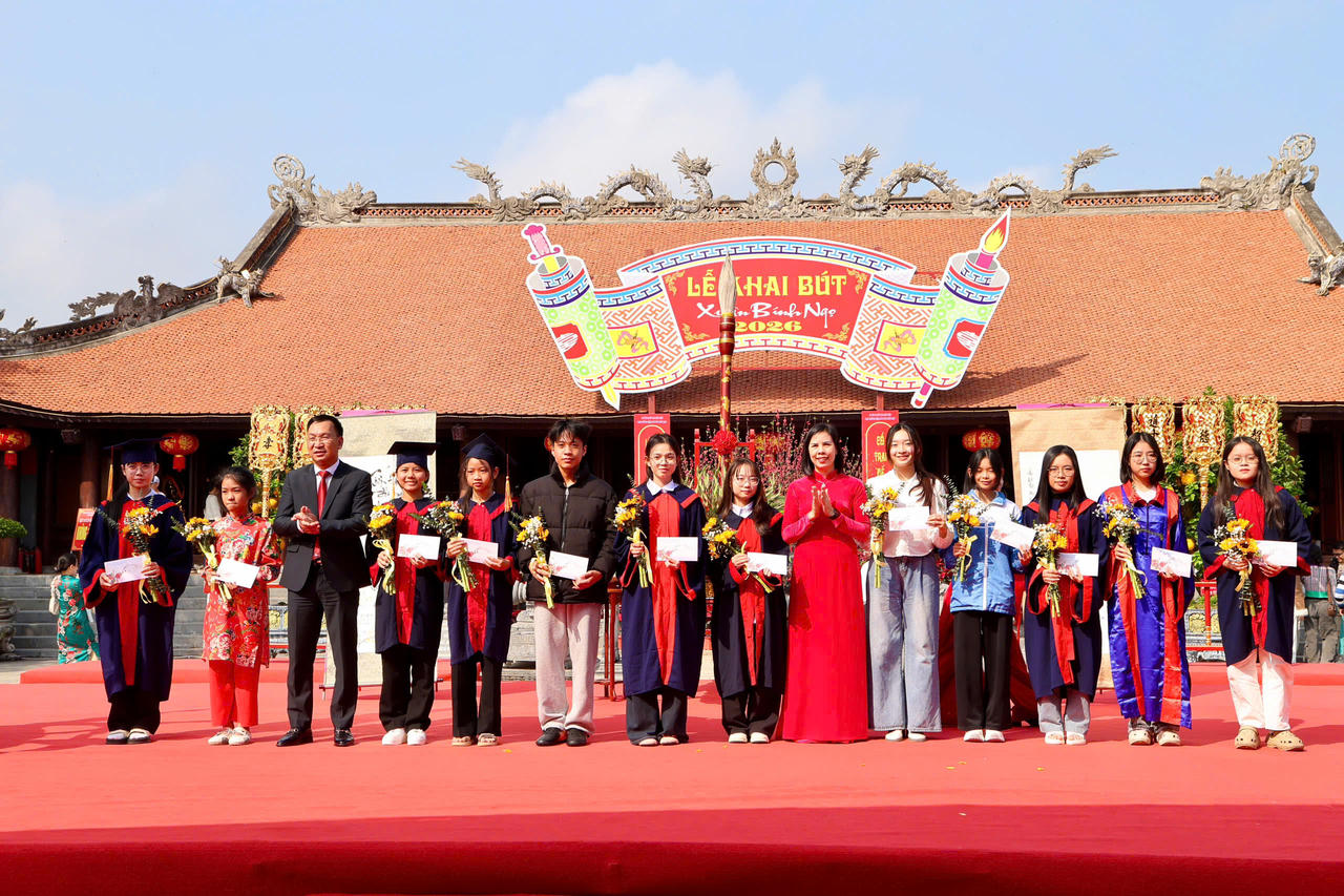 Lãnh đạo xã Kiến Hưng trao quà cho học sinh có bài viết Khai bút xuất sắc.