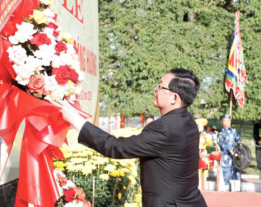 Phó Thủ tướng Chính phủ Hồ Quốc Dũng dâng hoa tại tượng đài Hoàng đế Quang Trung.