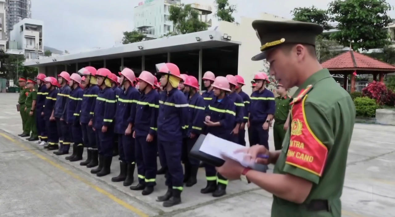 Duy trì nghiêm quân số, vũ khí trang bị đồng bộ, luôn trong trạng thái sẵn sàng ra quân.