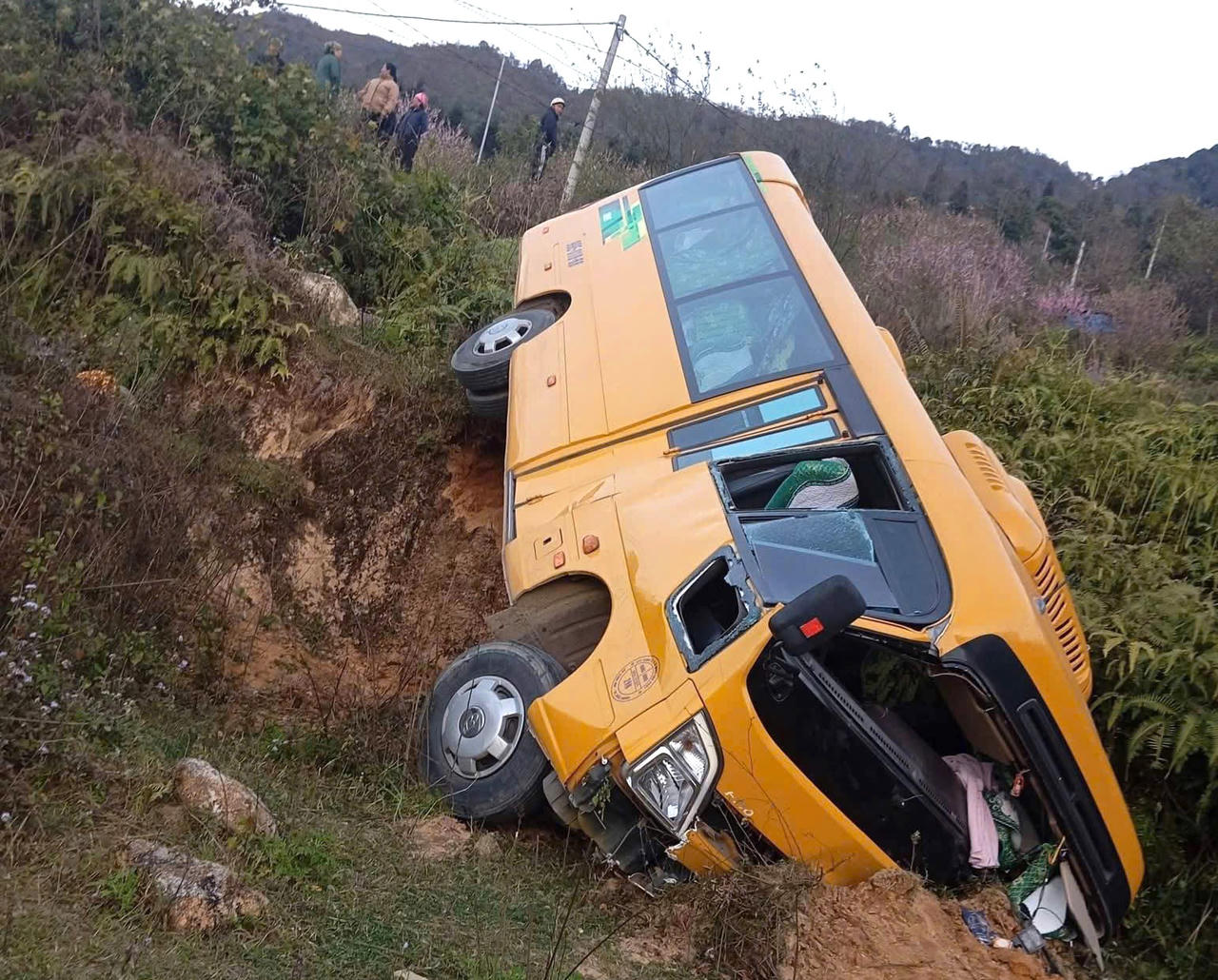 Vụ tai nạn khiến 3 người bị thương nhẹ, xe khách bj hư hỏng phần đầu