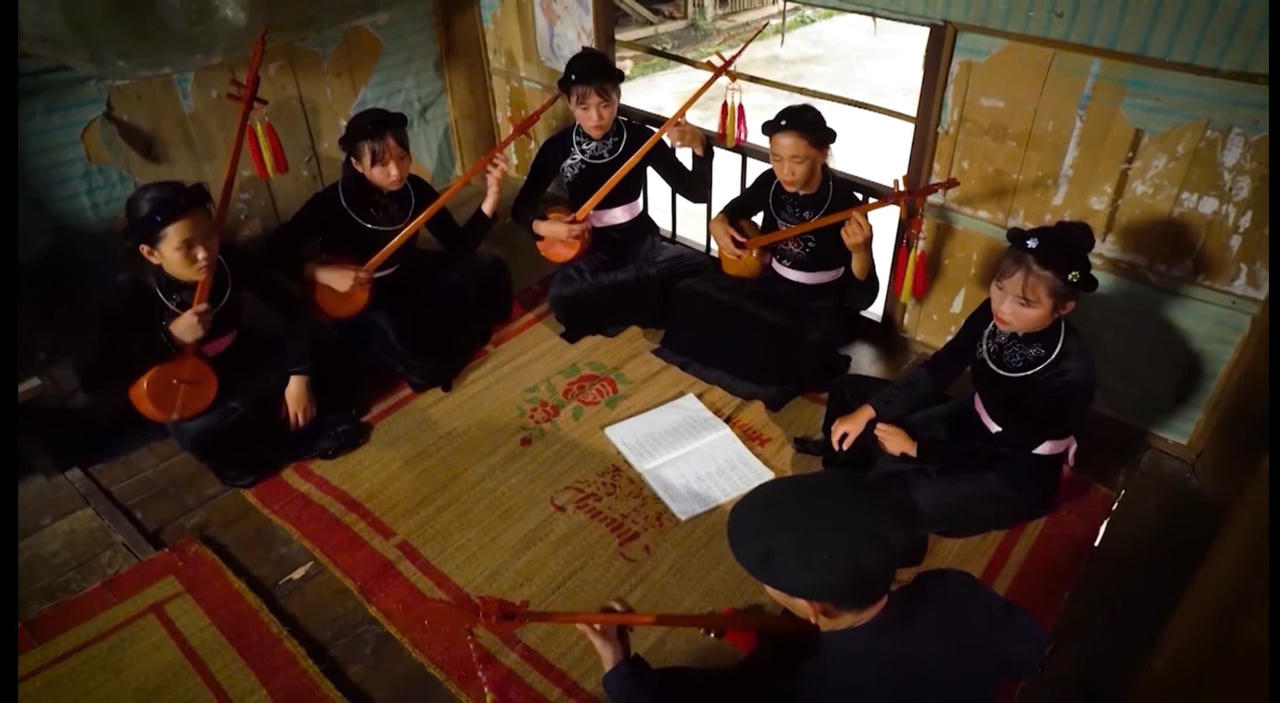 Người trẻ học hát Then bằng những trang giấy chép tay.