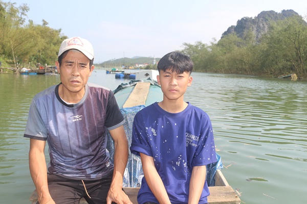 Hai cha con cứu người trong vụ lật thuyền trên sông Gianh