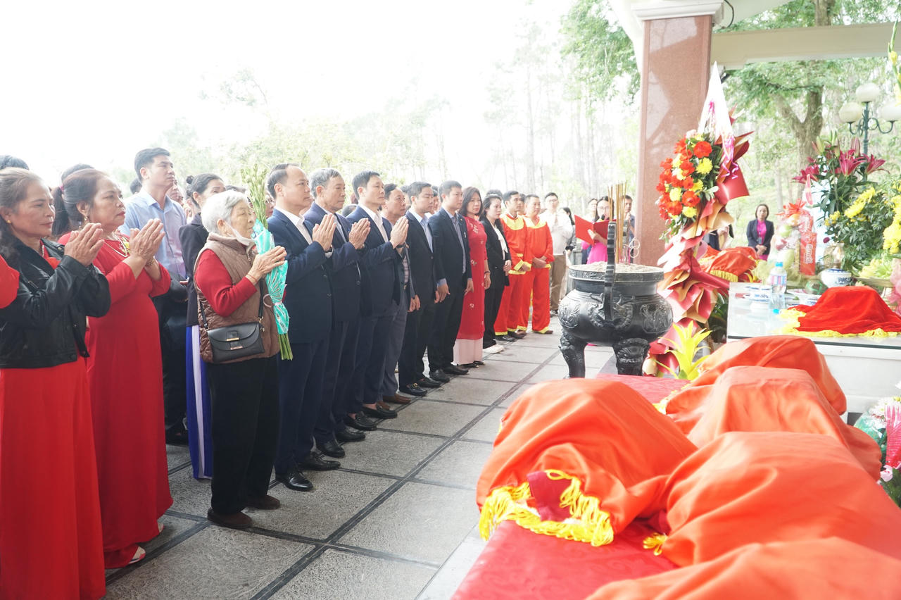 Lễ dâng hương, dâng hoa, dâng bánh được tổ chức trang trọng tại khu mộ bà Hoàng Thị Loan.