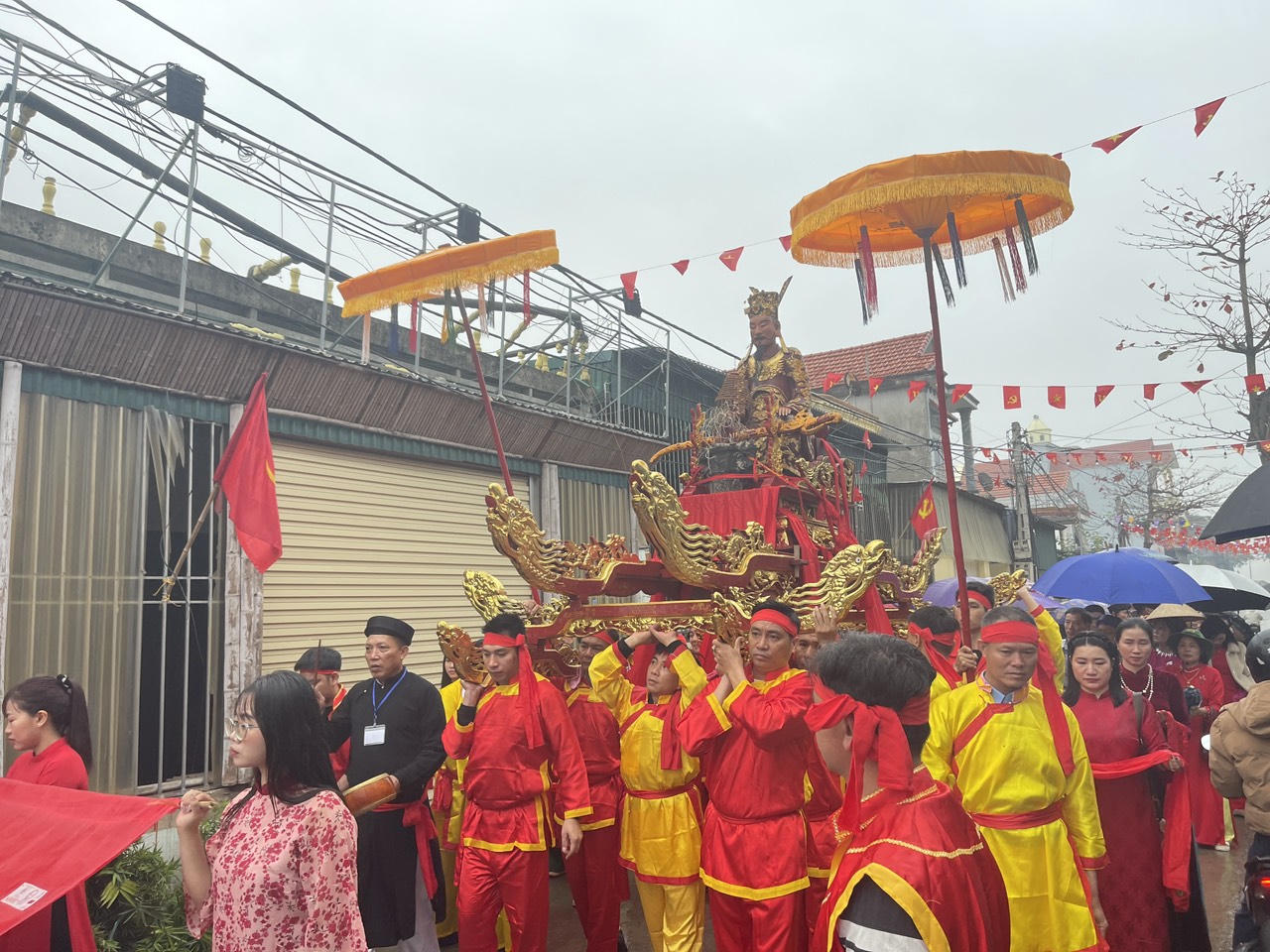 Không chỉ mang ý nghĩa tín ngưỡng, lễ nghinh rước còn là dịp để các dòng họ và cộng đồng dân cư nơi đây cùng thể hiện lòng biết ơn và trách nhiệm gìn giữ phong tục, nề nếp làng quê, bồi đắp, dung dưỡng đạo lý “uống nước nhớ nguồn”. 