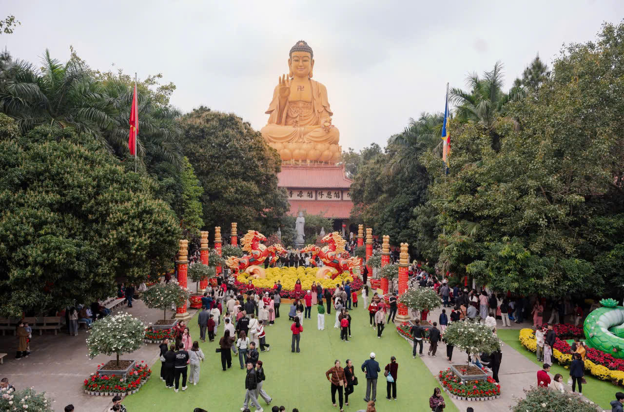 Tượng A Di Đà cao khoảng 72 mét - một kiệt tác kiến trúc và điêu khắc, biểu tượng của Phật giáo Việt Nam đương đại