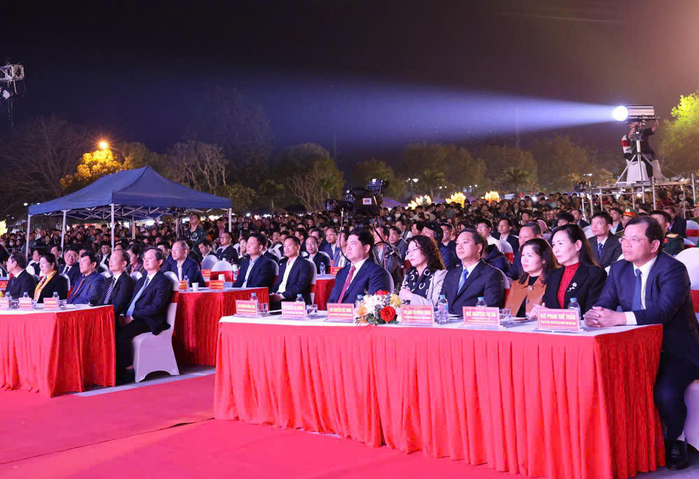 Các lãnh đạo Tỉnh ủy, HĐND, UBND tỉnh Bắc Ninh cùng các đại biểu tỉnh Bắc Ninh và đông đảo nhân dân tham dự buổi khai hội.