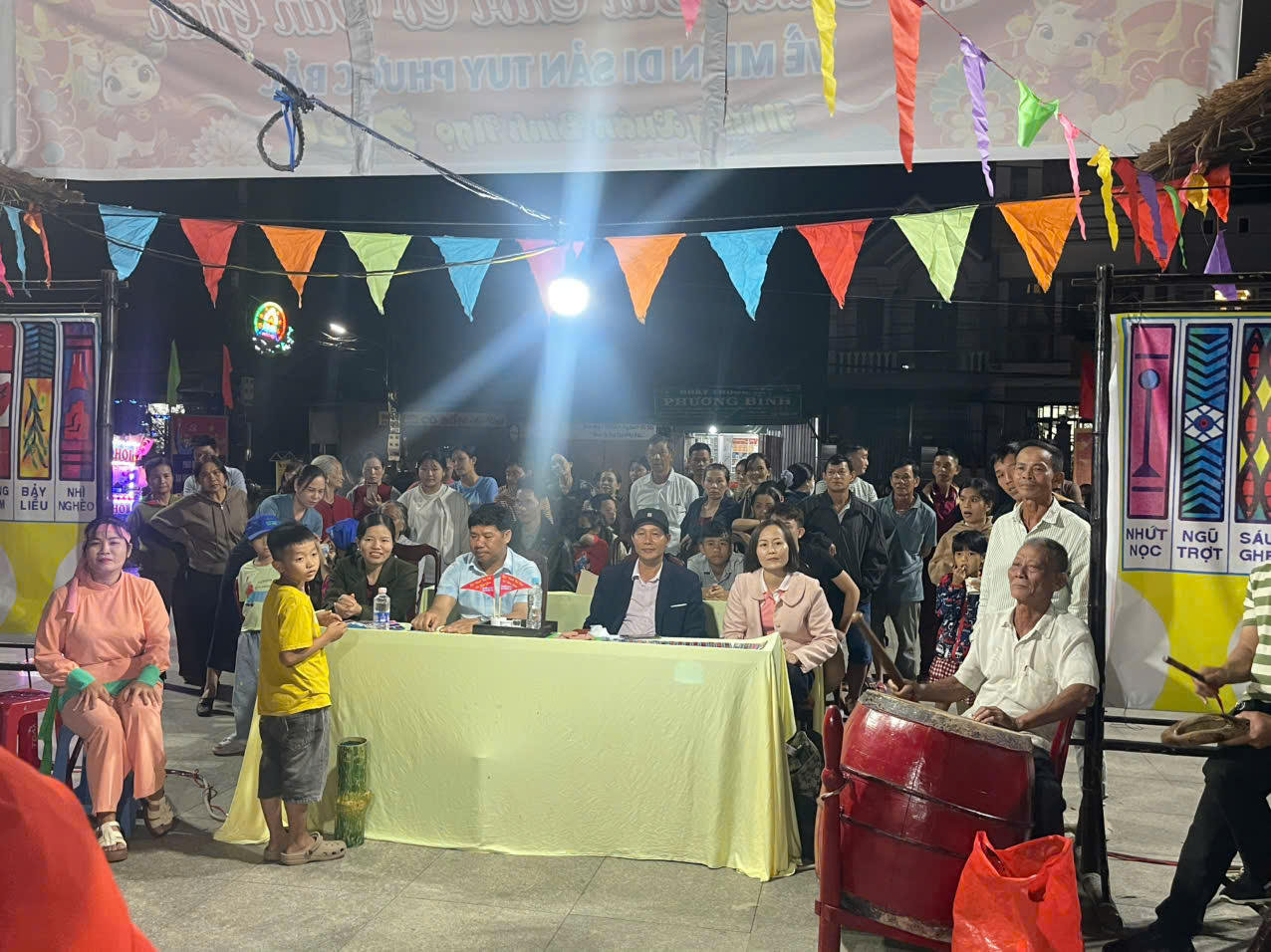 Lãnh đạo UBND xã Tuy Phước Bắc tham dự khai mạc lễ hội.