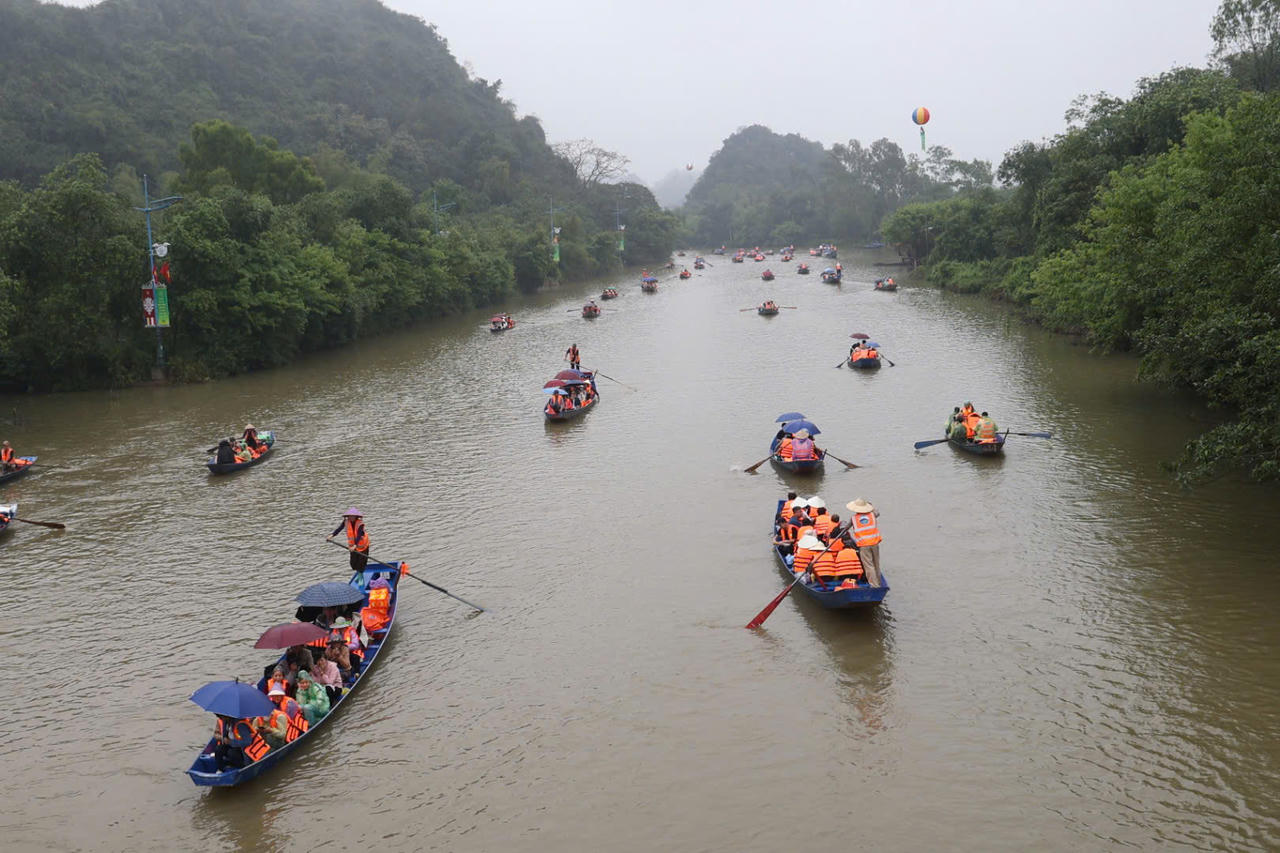 Dù trời mưa dày hạt nhưng du khách thập phương vẫn nô nức về trẩy hội (ảnh Phú Lê).