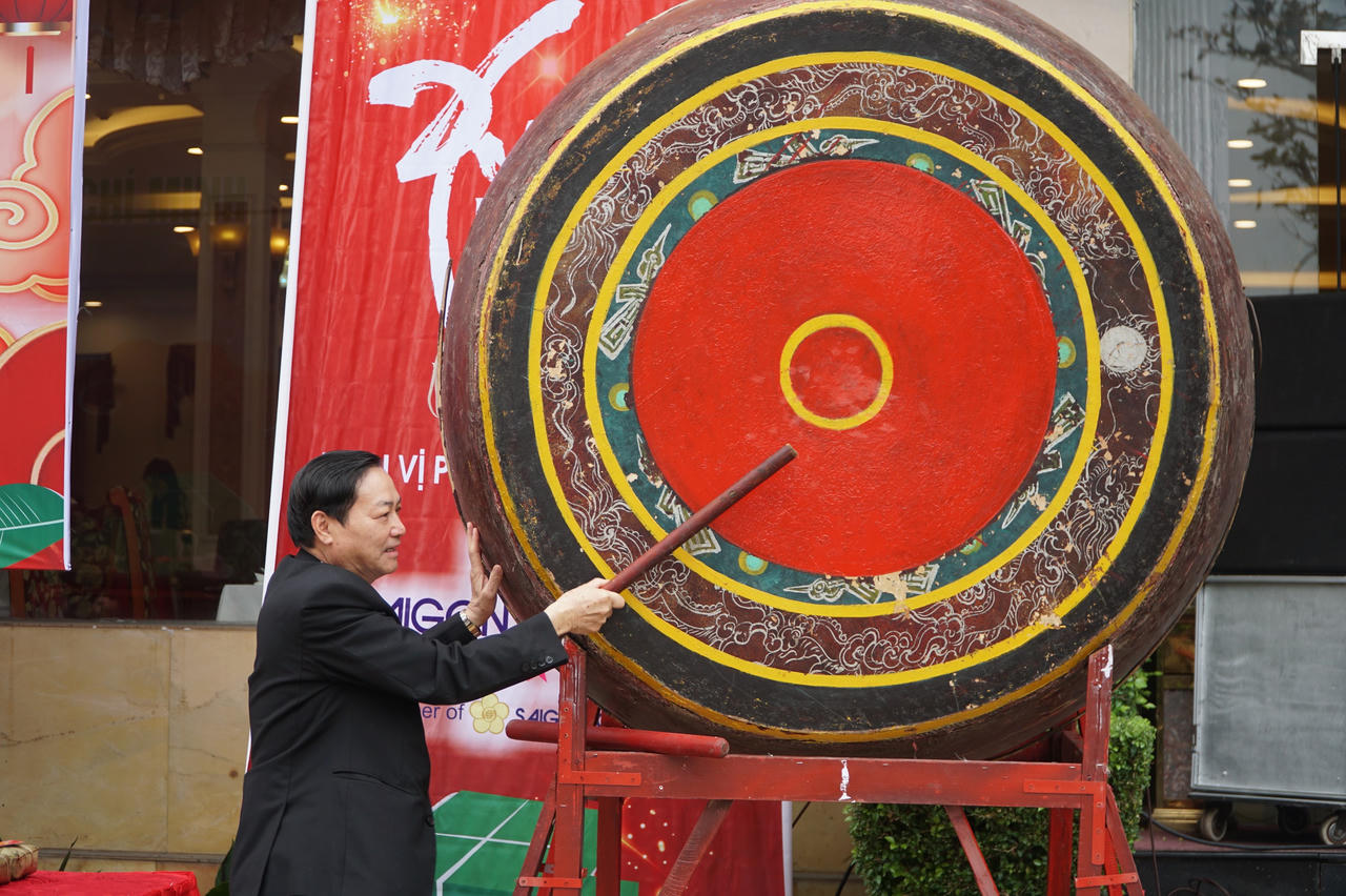 Ông Nguyễn Đức Hiển - Chủ tịch Hiệp hội Du lịch Nghệ An - đánh trống khai mạc buổi lễ.