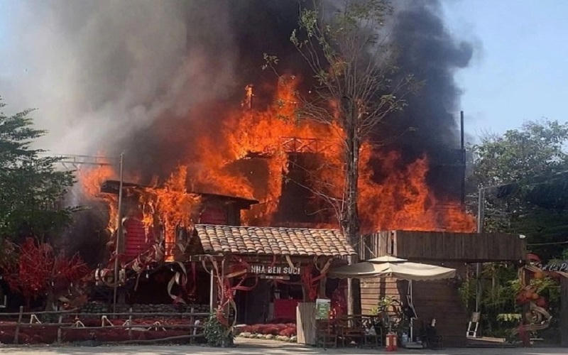 Cháy lớn ở quán cà phê “Nhà bên suối” tại TP. HCM
