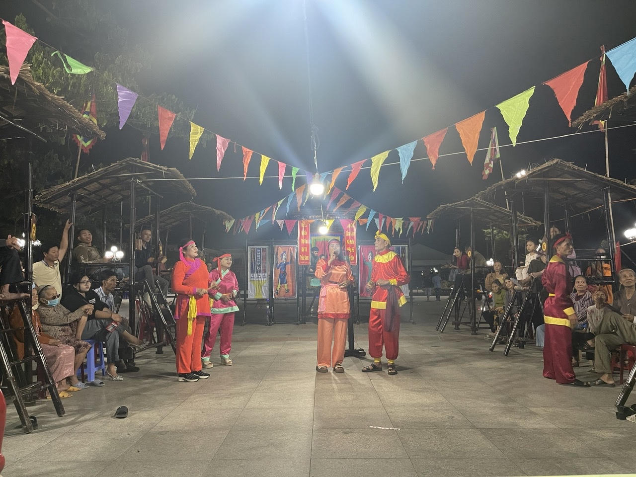 Các nghệ nhân trong trang phục truyền thống biểu diễn những điệu hò, câu thai đặc sắc tại Hội Bài chòi Tuy Phước Bắc.