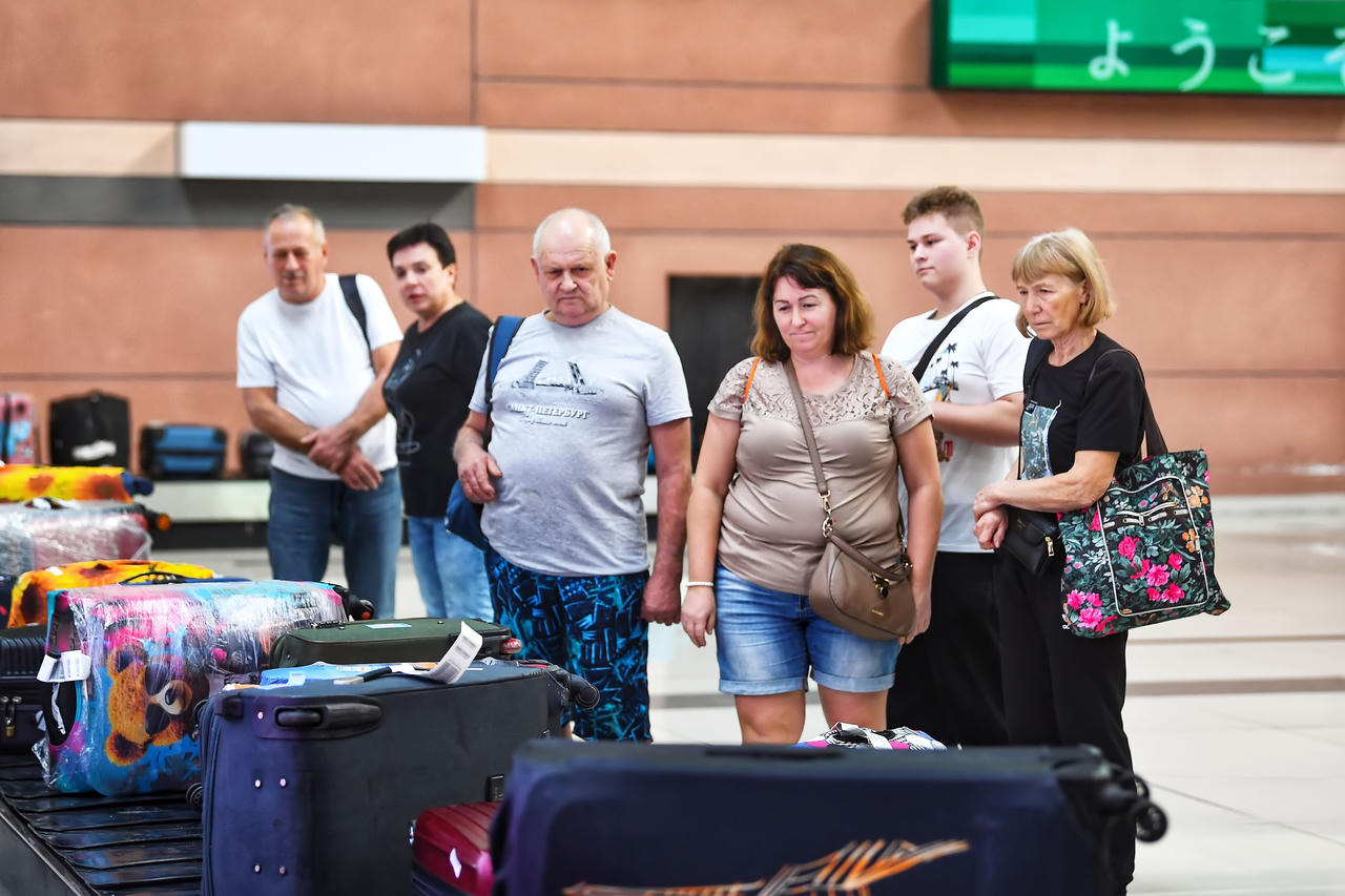 Tại các khu vực dễ phát sinh ùn tắc như quầy check-in, khu soi chiếu an ninh và băng chuyền hành lý, quy trình được tổ chức lại theo hướng phân luồng rõ ràng, bố trí tăng cường nhân sự theo từng khung giờ cao điểm.