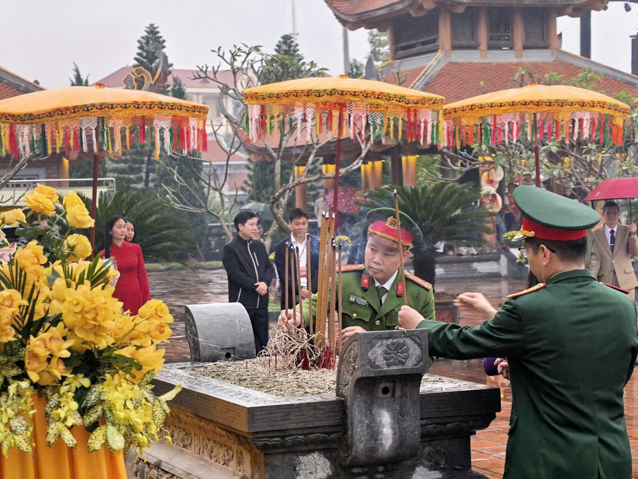 Thượng tá Lý Văn Đồng, Trưởng Công an phường Bắc Giang dâng hương tại lễ hội.