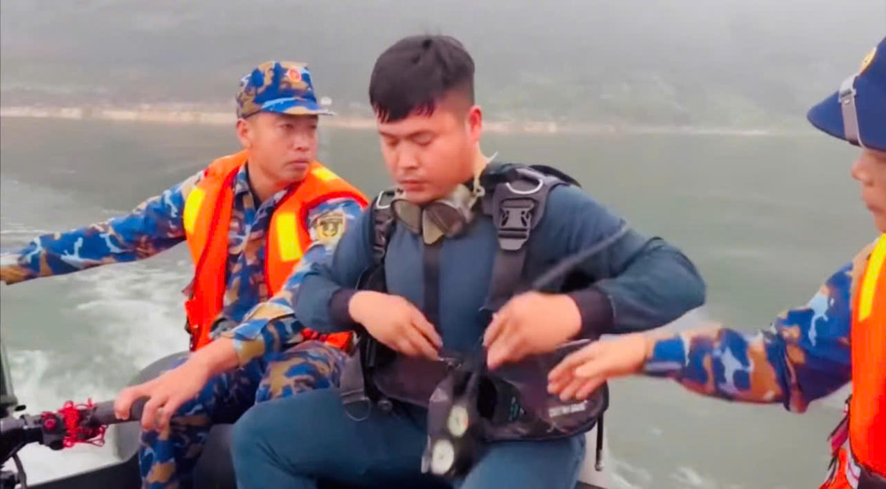 Các chiến sỹ đặc công nước Lữ đoàn 126 với phương tiện kỹ thuật hiện đại đang khẩn trương tham gia cứu hộ, cứu nạn.