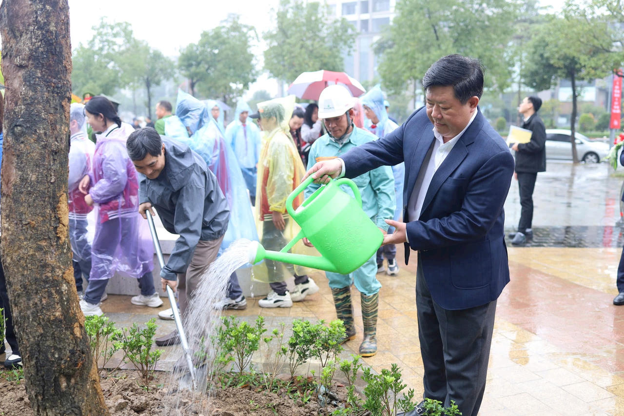 Trồng cây xanh không chỉ góp phần làm đẹp không gian đô thị, mà còn có ý nghĩa trong việc cải thiện chất lượng không khí, tạo bóng mát, cân bằng sinh thái. (Ảnh: Trung Nguyên).