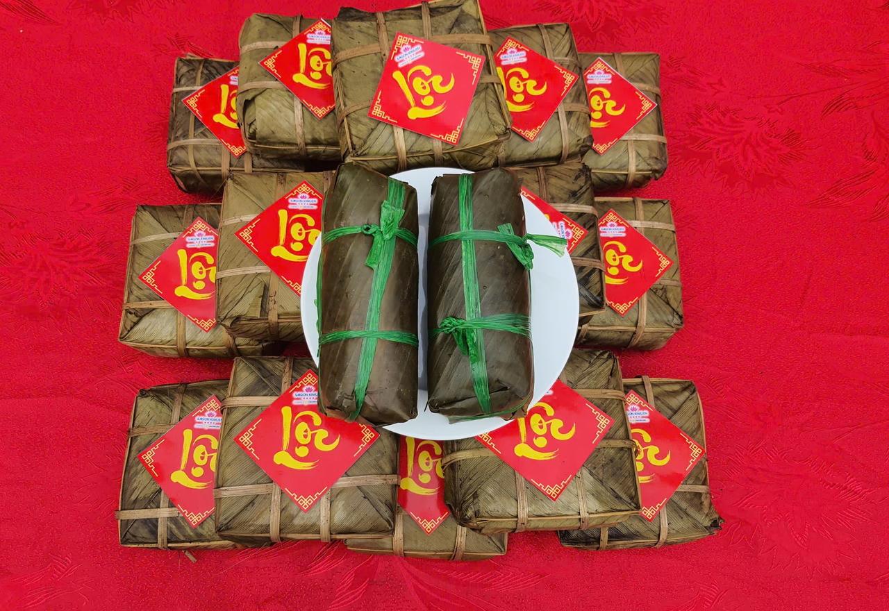 Lễ dâng bánh chưng tri ân bà Hoàng Thị Loan - thân mẫu Chủ tịch Hồ Chí Minh