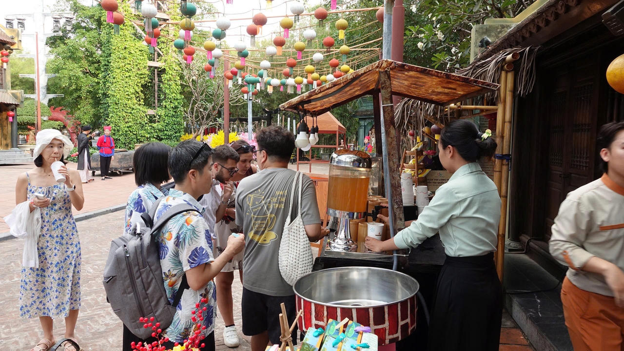 Du khách trải nghiệm và khám phá không gian Tết Việt trên đảo Phú Quốc.