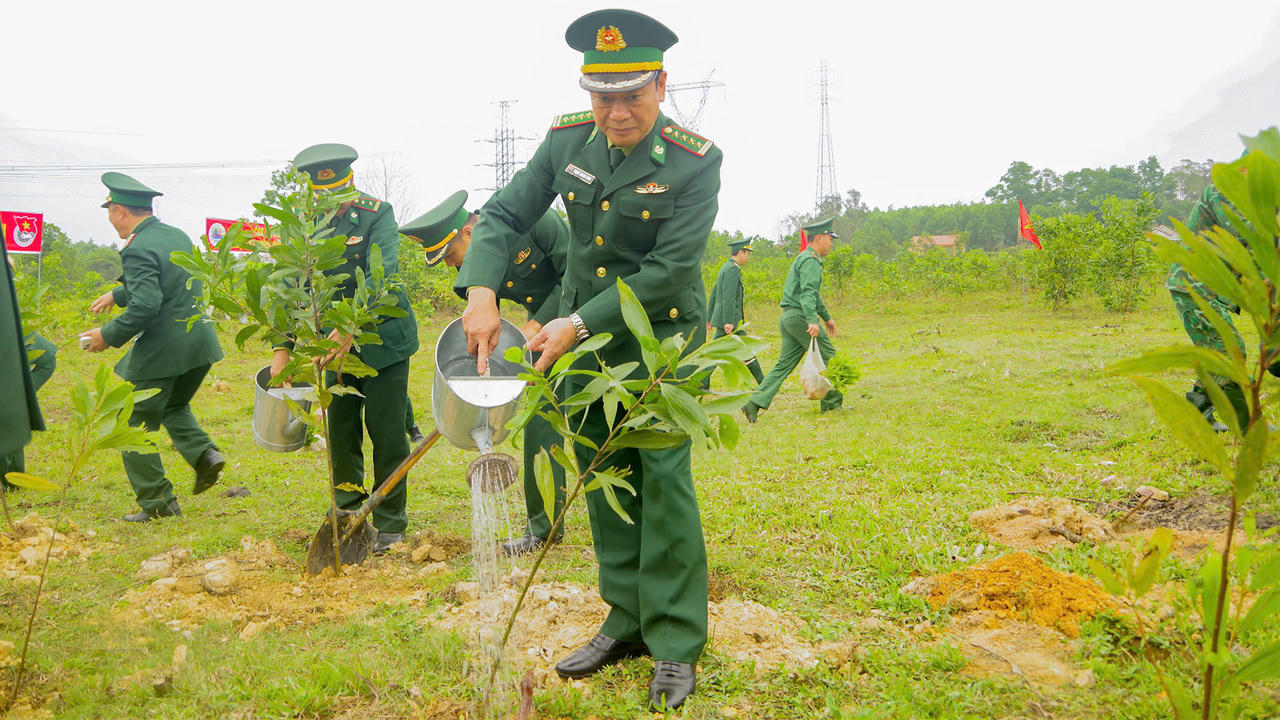 Đại tá Trịnh Thanh Bình, Chỉ huy trưởng Ban Chỉ huy Bộ đội Biên phòng tỉnh Quảng Trị tham gia trồng cây hưởng ứng “Tết trồng cây”.
