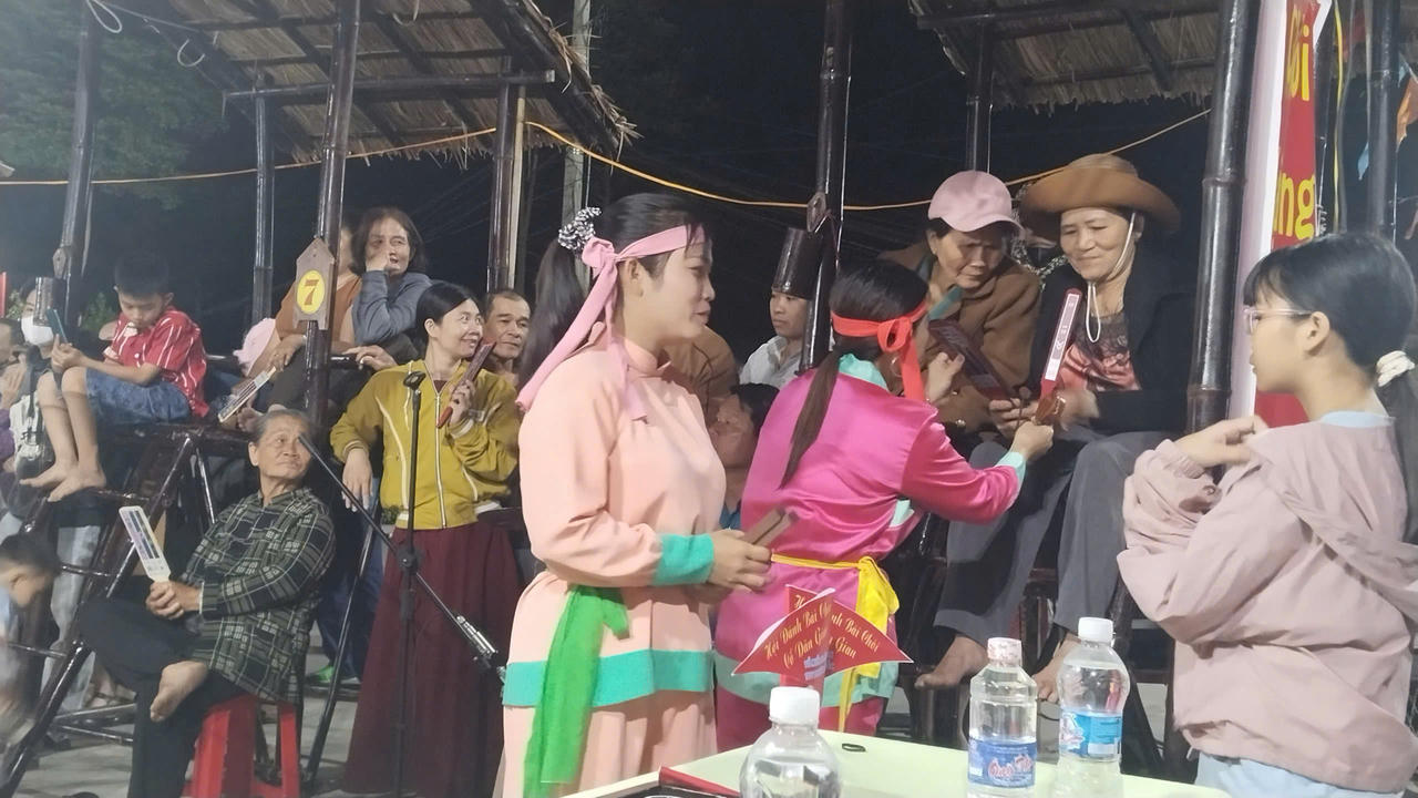 Người dân địa phương hào hứng theo dõi và tham gia trò chơi dân gian mang đậm bản sắc văn hóa miền Trung.