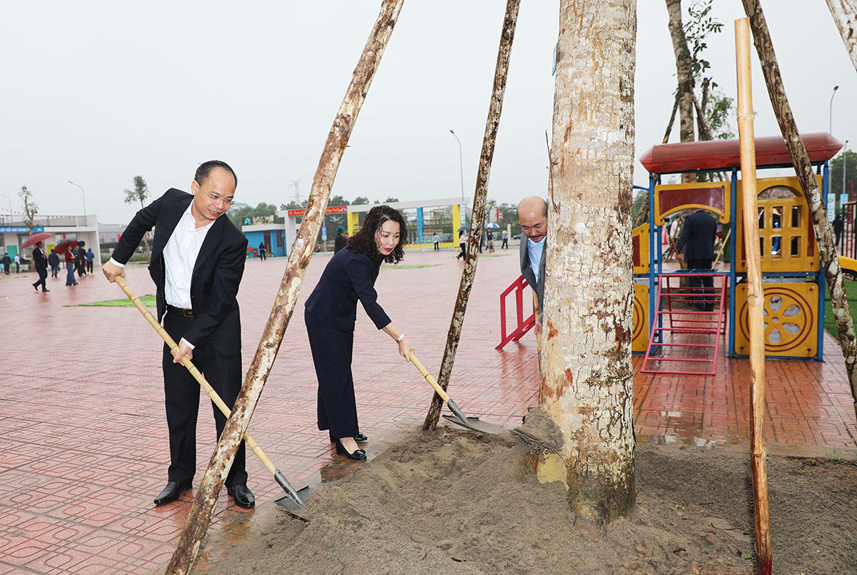 Bà Nguyễn Thị Hương, Phó Bí thư Thường trực Tỉnh ủy Bắc Ninh trồng cây xanh tại khuôn viên Trường Mầm non Dĩnh Trì, phường Bắc Giang.