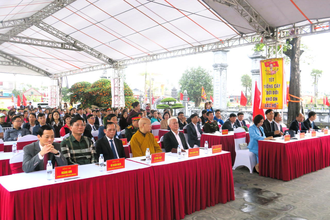 Các đại biểu tham dự buổi lễ